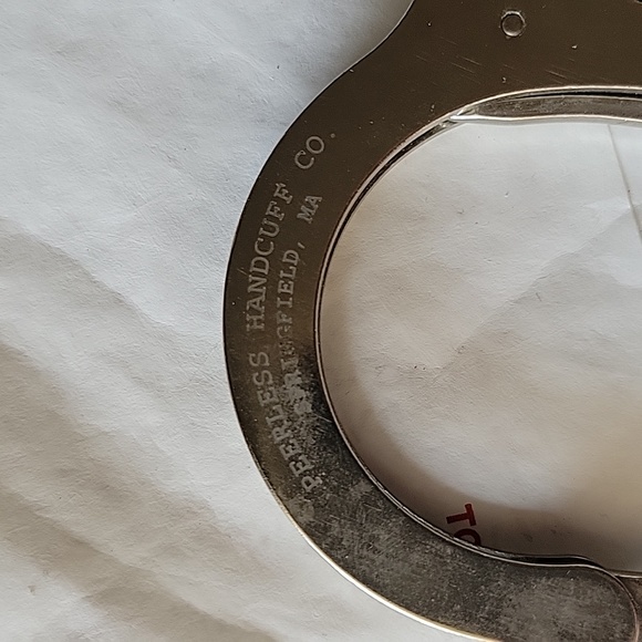 Peerless Basic Handcuffs - Picture 3 of 6